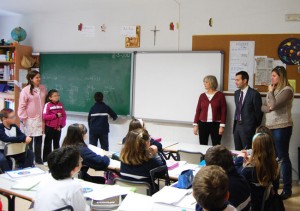 L’alcalde va visitar tots els centres educatius de la ciutat, per conéixer les seues necessitats. Dalt, amb la regidora Pilar Altur, al col·legi San Josep-Patronat. / S.G. 