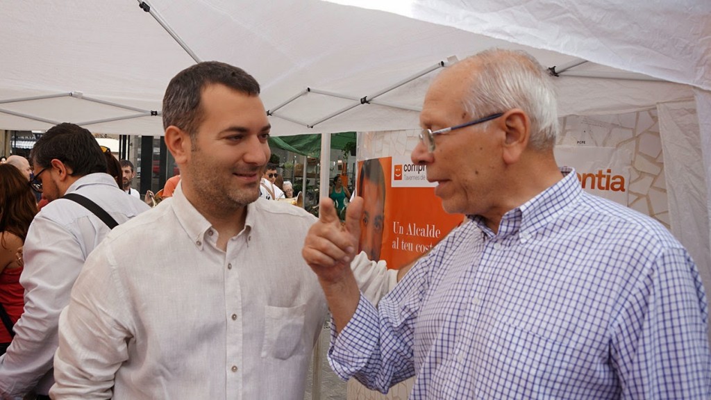 Una foto històrica: el cap de llista i primer regidor nacionalista, Josep Muñoz (1979) i el cap de llista i primer alcalde nacionalista, Jordi Joan (2011) i candidat a la reelecció.